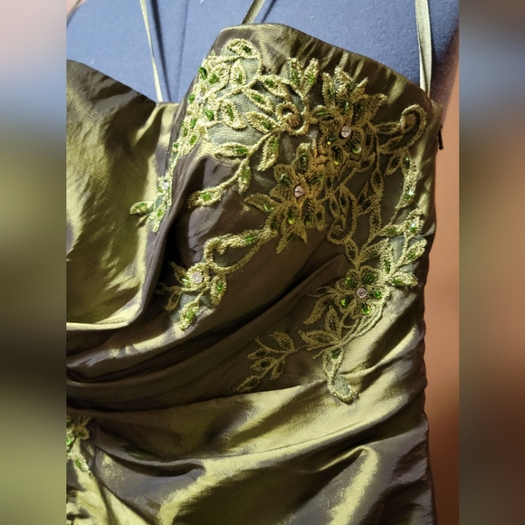 Sleeveless formal length dress - Picture 3 of 11